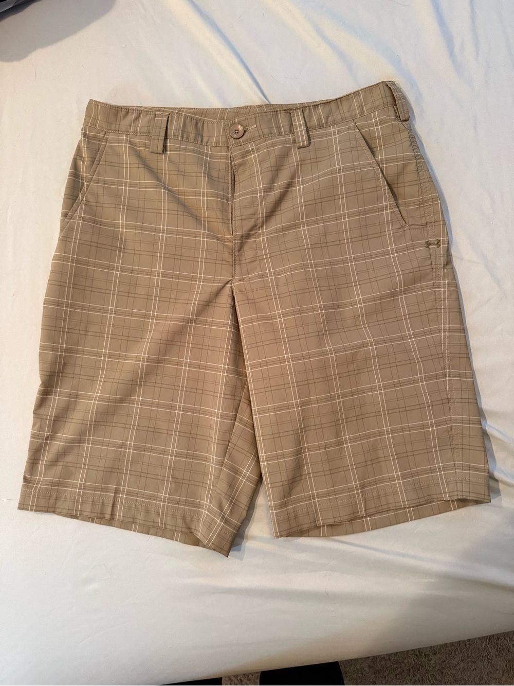 Under Armour men’s tan plaid flat front shorts size 36.